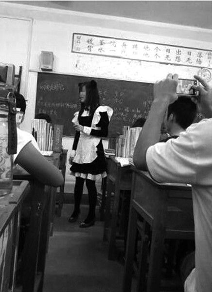 教师穿女仆装