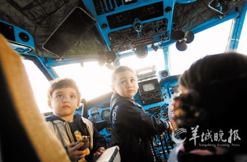 老旧飞机变身幼儿园 驾驶舱仪器成游戏道具