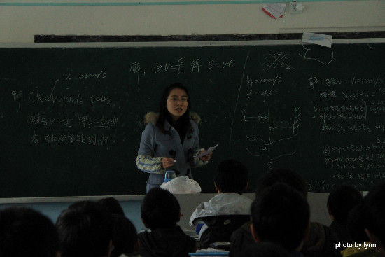 刘燕在给同学们评讲物理试题