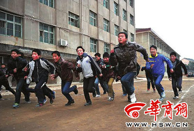 11月27日,周至县哑柏初中,学生们在进行长跑测试 本报记者 李晖 摄