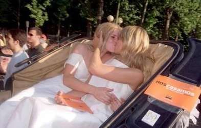 Ų���׶���˹½�־�һ�ǣ�ͼ������Ϊ�������쵼ȫ��ͬ�����˶��Ĳʺ��졣