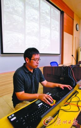广州高考今日踩点 丢了证或须“扫脸”比对 广大附中考场,视频监控系统已就绪。 记者庄小龙 摄