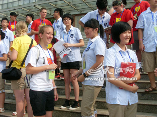 南昌二中“中加班”学生在和国外学生进行交流。