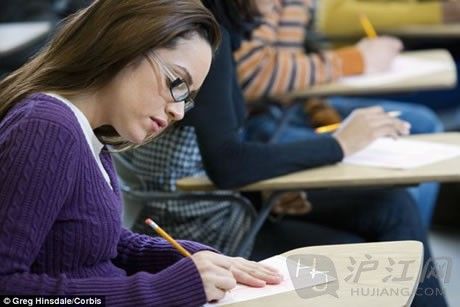 法52岁妈妈替19岁女儿代考英文被罚7千欧
