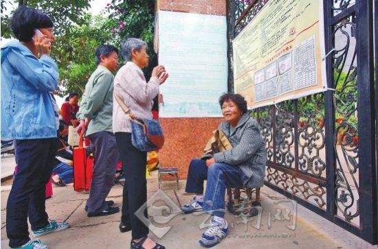 昆明小学1日起新生报名 凌晨两点排起长队