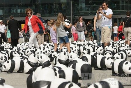 双语:超萌熊猫宝宝占领柏林火车站(组图)