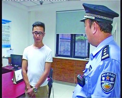 民警在该补习班调查打人“老师”。