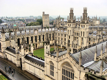 3. All Souls College  Oxford University, United Kingdom ѧԺӢţѧ Some scenes in the Harry Potter films were actually filmed at Oxford so its no surprise it resembles Hogwarts. ءϵеӰĲֳ㣬˵ţִһҲ֡