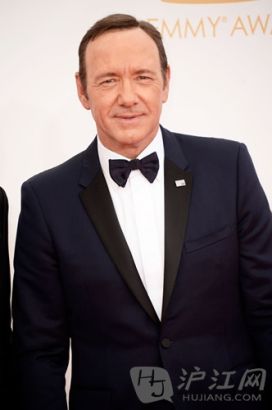 The nominated actor for House of Cards opted for a navy blue tux with a bow tie. ƾȾ硶ֽݡԱĿġʷѡͺᡣ