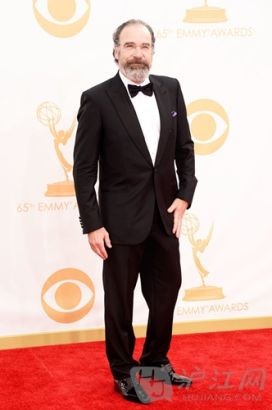 Homeland's Mandy Patinkin, nominated for outstanding supporting actor in a drama, keeps it traditional in a black tuxedo. ϡ͢ƾȫǣһɫͳβࡣ