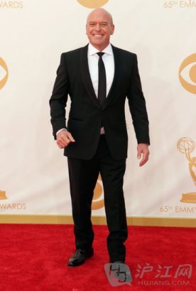 Dean Norris smiled big before heading into the Emmys. Dean Norri߽佱᳡һ·ϴչЦա