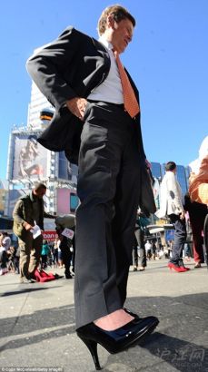 反对家暴:多伦多男士穿高跟鞋游行(双语)