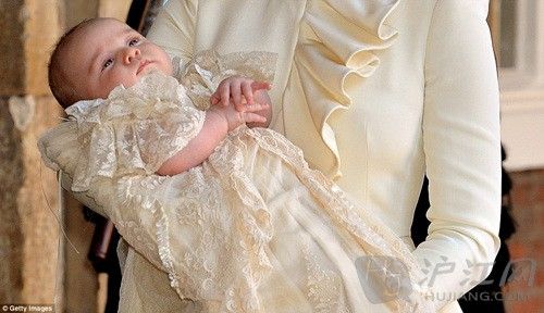 4. Prince George appeared contented as he was held by his mother on only his second public appearance since he was carried from the Lindo Wing in July. ·ʥҽԺֶԺſӵڶι࣬ĸ׻ԵȻԵá