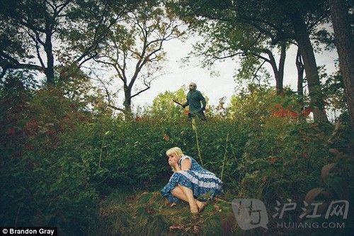 Van hides in the brush and tries to silence her breathing while Jason searches for his next victim. ԱŬסɭѰһˡ