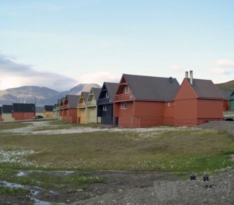 8. Longyearbyen, Norwaynuo ǡŲ It's forbidden to die in this town (mostly because the graveyard is so cold that bodies are failing to decompose), so residents live frigidly in their colorful wooden homes. СǱֹҪΪϺʬĹﲻ׸ãľɫʹСľ䵭