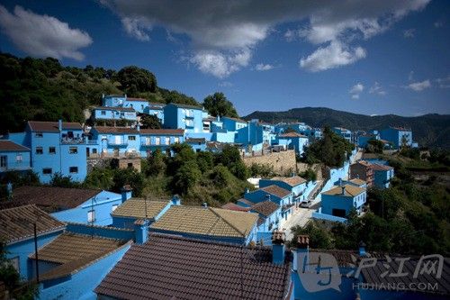 7. Juzcar, Spain ˹ The southern Spanish town was painted blue for the 