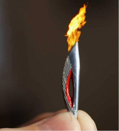 俄艺术家制造世界最小火炬