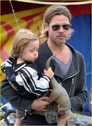 Daddy: Brad Pitt ְ֣¡Ƥ Kid: Knox Pitt ӣŵ˹Ƥ Ӷ̬ Brad Pitt treated 5-year-old Knox and Vivienne to a day at Legoland Windsor on Saturday, where they sipped fruit drinks and enjoyed the rides. ¡Ƥŵ˹ޱޱɯָ԰档ӿĵĺŹ֭ڸʩϿĵˣ