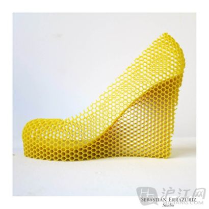 1. Honey Natasha ġɯ The artist starts with shoe number, a yellow wedge made out of mesh to resemble honeycomb for 'Honey' Natasha -- who was so nice he broke up with her. һЬֻɫ¸ЬȦɣ䳲ΪġɯɯΪ̫