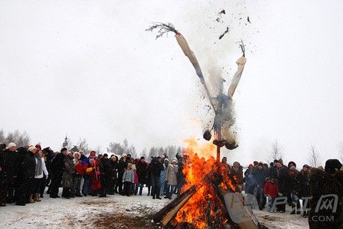 9. Hungary: Burning Man ȼյ In Hungary, crowds gather on New Years Eve to burn a Jack Straw  a sort of scarecrow-like figure which represents all the evils of the past year. ǰϦۼһһ˽ܿˡ˴˹ȥһ