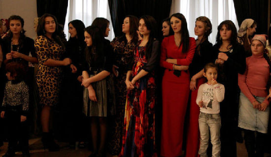 ������Ů����վ�ڷ���һ�ࡣ�ڳ����Ĵ�����罻�ۻ��У���Ů�������ֿ��ۼ���