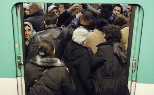 A nationwide strike by French transport workers in 2007 made getting into a Paris subway train a lot trickier. 2007귨ͨ˵һȫչóϼѡ