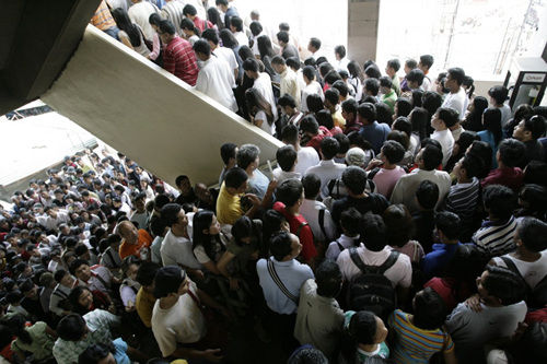 But commuter crushes are nothing new in Manila. Here, Filipinos line up outside a train station in the city's capital in 2008. ӵҲʲôˡͼ2008ĳ׶һվŶӵȳĳ