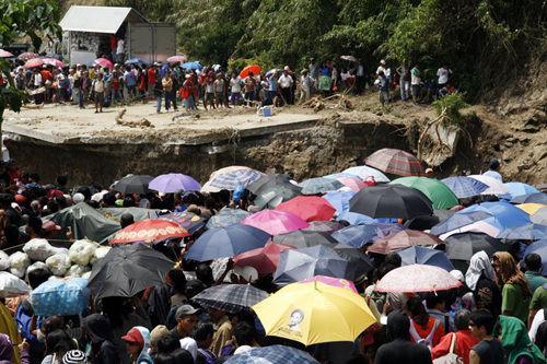 Commuters were stranded after a 2009 typhoon washed out a chunk of a Philippines highway north of Manila. 2009꣬һ̨˷ɱ׶һͨߣɴͣ͡