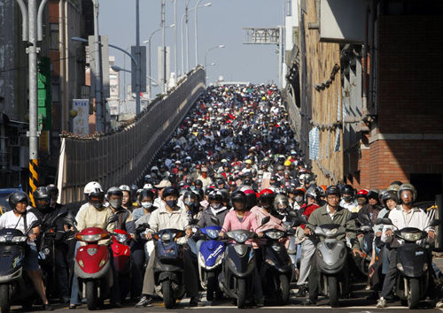 Motorbikes are a popular mode of transportation in Taipei, but riders can create major bottlenecks during rush hour. ̨ĦһձĽͨʽĦгҲڸ߷ʱɽͨ