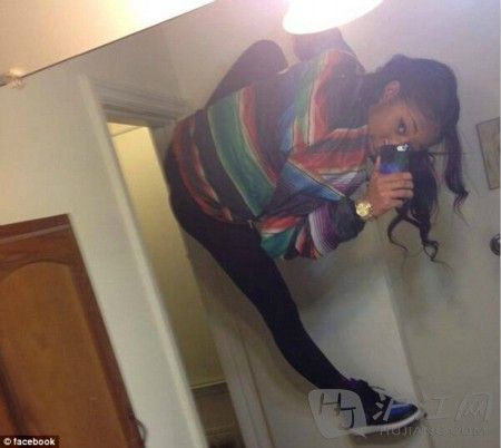 Upscale: Climbing doors seems to be popular among selfie Olympics players. ʸߣ˶ƺڡİ˻ᡱѡкС