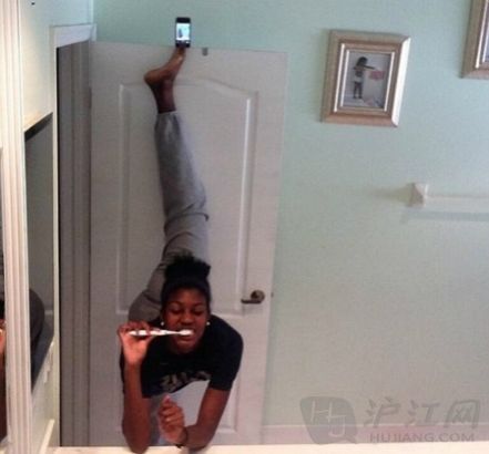 Brush up your skills: This teen can brush her teeth while she takes a selfie with her toes. ˢļܣһˢһýֺġ