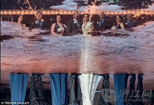 photo8Mirror image: A wedding party made use of a storm by posing in the reflection made by a puddle. Ӱ񡪡ñˮ»ɶգҸӵӳˮУǱĲá