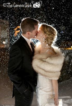 photo7Not even snow can stop this bride and groom from sharing a tender kiss. ƮѩҲֹ˷۵ӵǡ