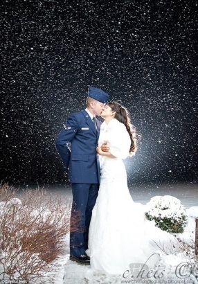 photo2Snow big deal: Newlyweds Claire and Chris endure a blizzard in their enchanting wedding photo. ѩ¡»򸾿Ϳ˹ɴʱ걩ѩҲƬˡ
