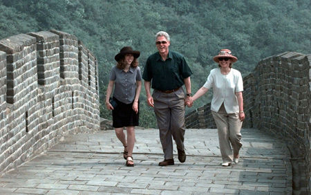 Former US President Bill Clinton, first lady Hillary Rodham Clinton, and daughter Chelsea laugh as they stroll along a section of the Great Wall of China, June, 1998. 19986£ǰͳȶֶٺ͵һϣ޵ºķֶԼŮжڳ