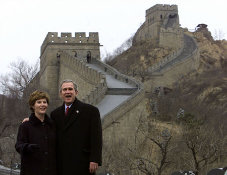 Former US President George W. Bush and his wife Laura take a tour of the Great Wall of China, Friday, Feb 22, 2002, in Badaling, China. 2002222գǰͳʲйǡ
