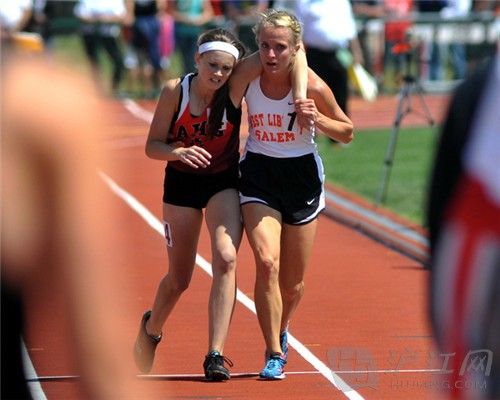 12. Arden McMath had collapsed on the track in a race, and Meghan Vogel carried her across the finish line. һαа÷˹ܵˤ÷ָյߡ