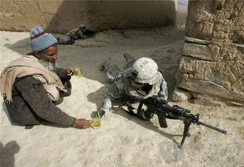 8. An Afghan man was offering tea to soldiers. һ˸ʿˮ