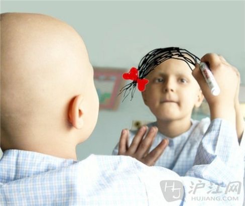 3. A cancer patient draws her wish on the mirror. һ֢СŮе㷢ھϡ