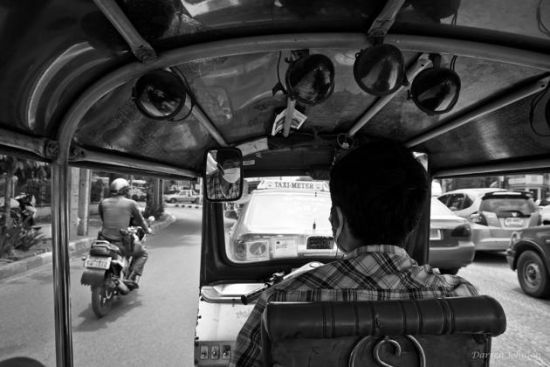 Driving topless 2.Drivers male or female in Thailand cant drive shirtless, whether its a car, bus, or a tuk-tuk cab. 2. ̩ŮܹӼʻʻཱིڻֳ