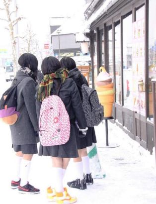 �ձ���һЩ��Ů�����������������ϵ�Ǯ�󣬵��ɷ����ݻؼ�ʱ��ͻȻ�������ɷ����ġ�