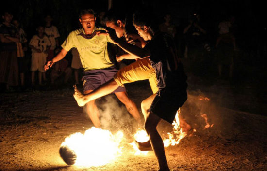 印尼学生点燃椰子当球踢迎世界杯(组图)