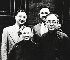 适(右一)、江冬秀、长子胡祖望(左一)、次子胡思杜
