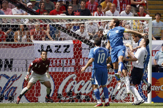 Carlos Gamarra of Paraguay makes an own goal during a match against England at 4 minutes in World Cup 2006, June 10, 2006.2006610籭ϣӢԱ˹һ