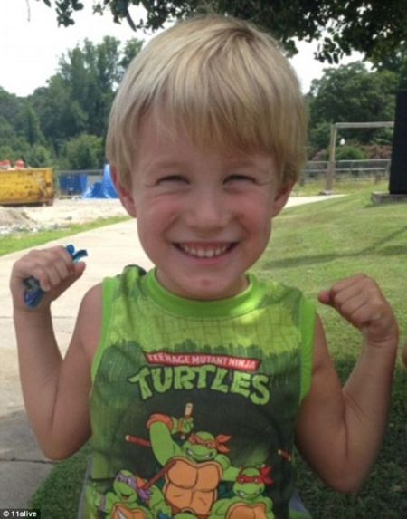 美4岁男孩穿忍者神龟T恤被请出餐厅