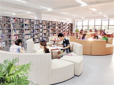考研:暑期西南大学中心图书馆一座难求(图)