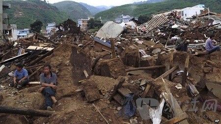 云南地震398人亡 2500余名官兵救援(双语)