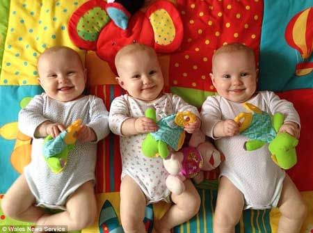 双语:同卵三胞胎难分辨 父母涂指甲油区分