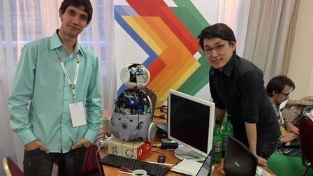 俄罗斯居民发明保姆机器人 会说俄语和英语