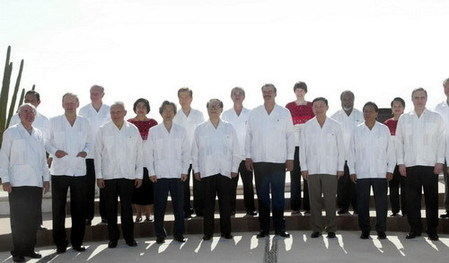 2002年APEC首脑穿墨西哥特色服饰亮相